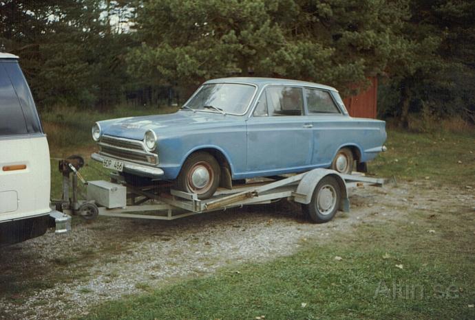 C 3.jpg - Lånade ett släp och vi lyckades lasta henne på släpet men bromsarna satt fast. Gick mycket trökt att lasta. Åkte sedan hem till Ala där Kjell bor och vi fixade bromsarna och bensin slangen. Ringde bilregistret samt försäkring och ställde på bilen. Sedan kunde jag köra  bilen hem till Tyresö som var verktaden i min bostad. Fick då prova den riktigt mycket ihela helgen innan jag började skruva.